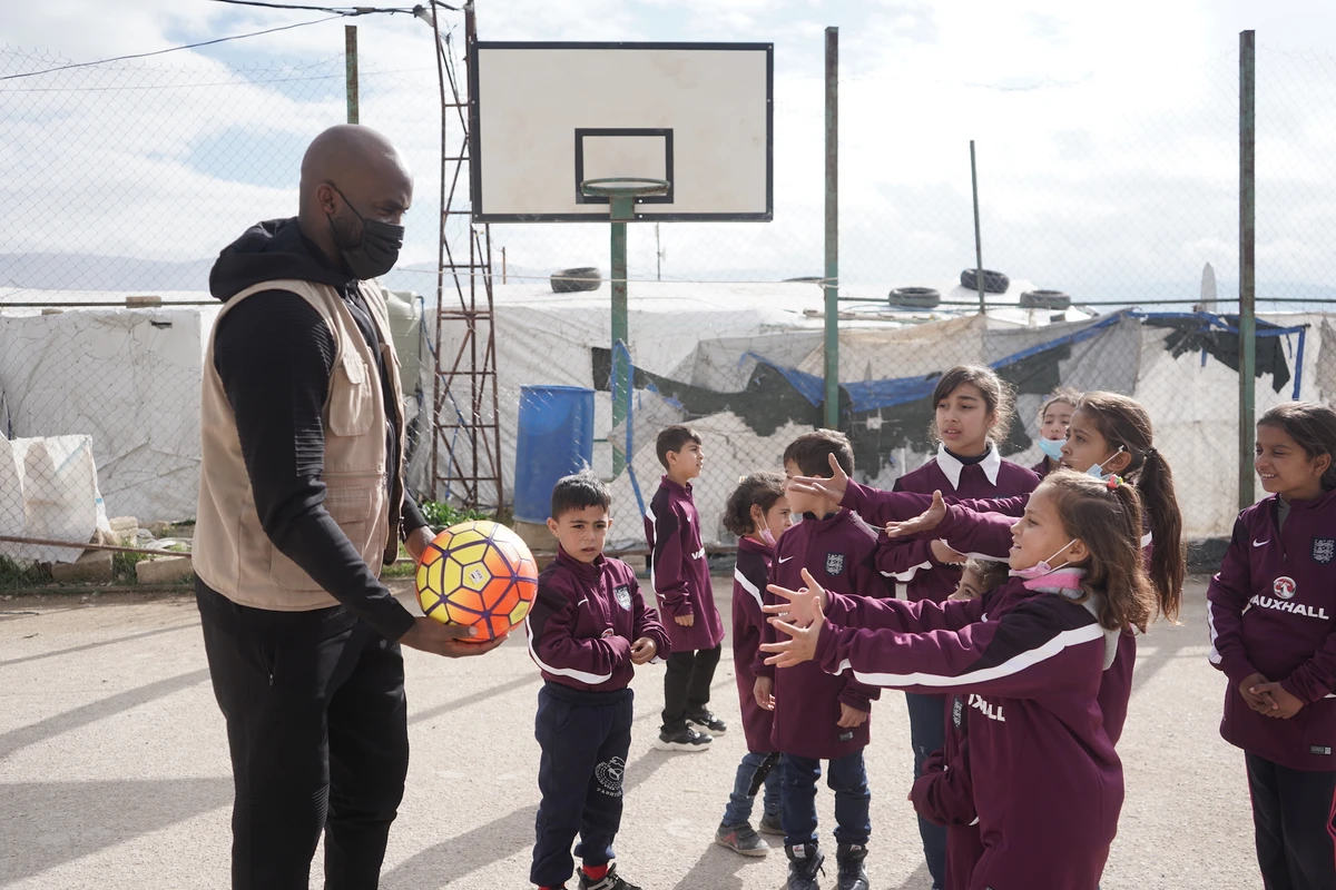 Footballer Mohamed Sissoko paid a visit to Syrian refugee children living in Lebanon. (Supplied)