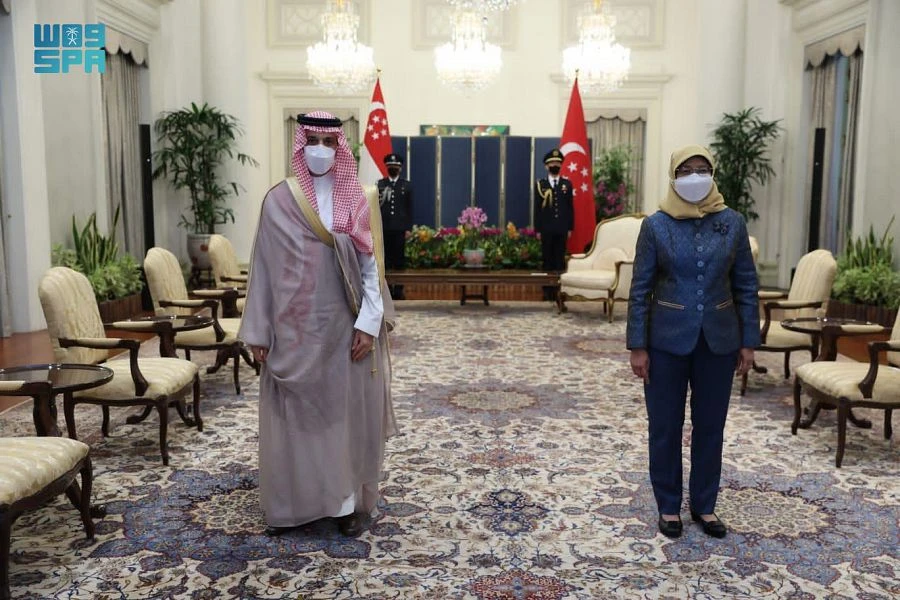 Saudi FM meets Singapore president, prime minister