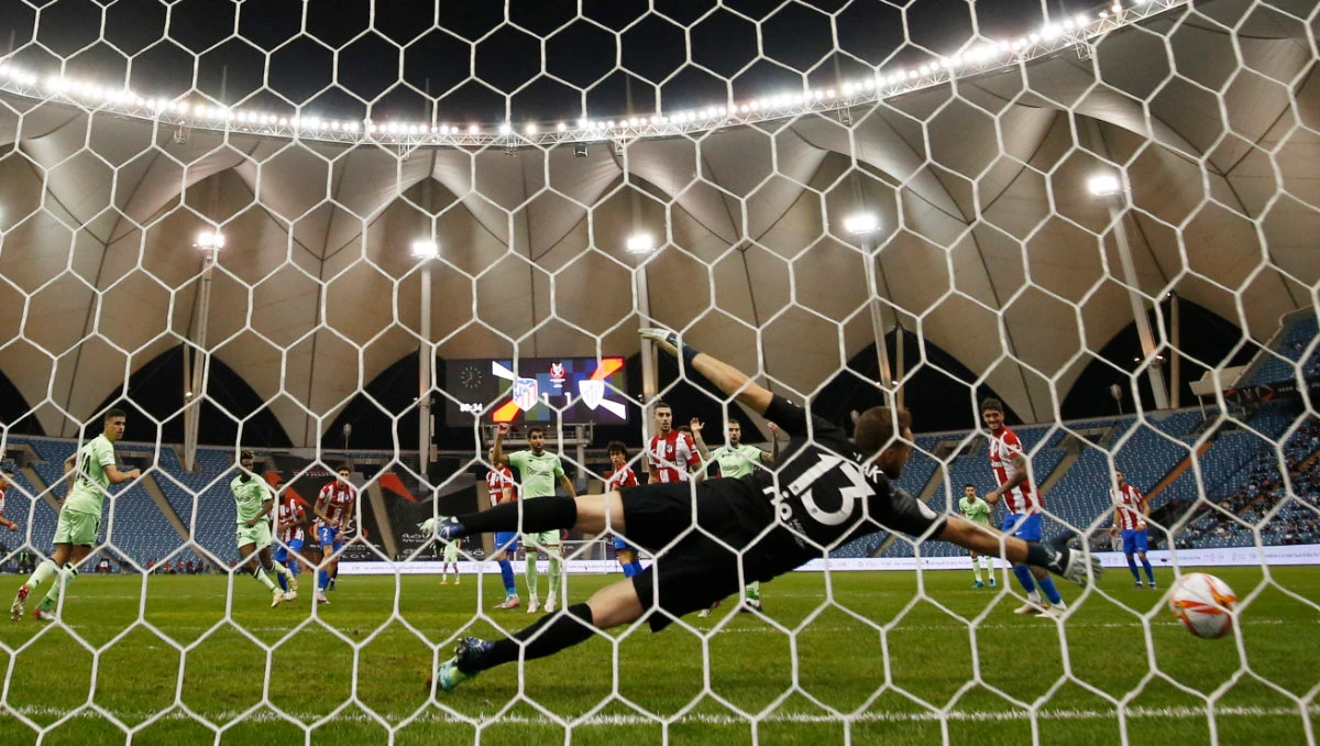 Athletic Bilbao's Nico Williams scores their second goal past Atletico Madrid's Jan Oblak in Riyadh on Jan. 13, 2022. (REUTERS/Albert Gea)