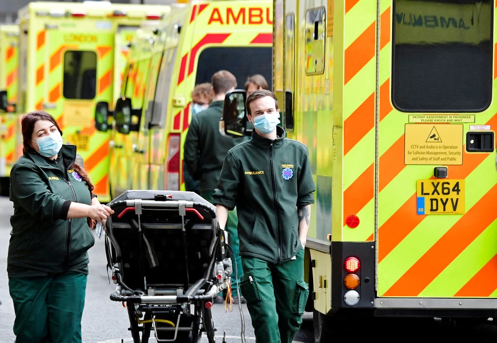 Health workers move equipment between ambulances outside of the Royal London Hospital, amid the coronavirus disease (COVID-19) pandemic in London, Britain, January 7, 2022. (REUTERS)