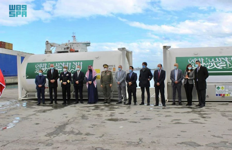 The batch was received at the seaport in the Tunisian Rades region by the Saudi Ambassador to Tunisia Dr. Abdulaziz bin Ali Al-Saqr, the Tunisian Acting Minister of Health Ali Merabet, and a number of senior officials. (SPA)