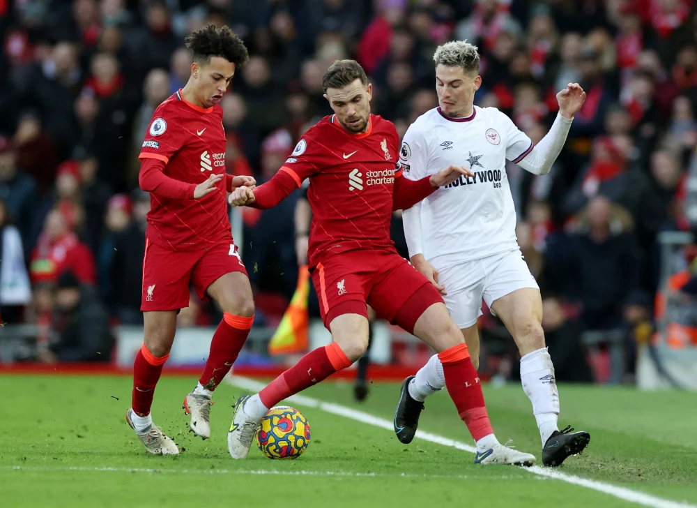 Brentford’s Sergi Canos with Liverpool’s Jordan Henderson and Kaide Gordon. The Reds kept their slim hopes of reeling in Man City at the top of the league alive. (Reuters)