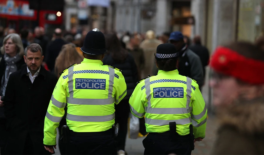 Members of the Metropolitan Police patrol amongst the shoppers on Oxford Street, in central London on December 21, 2017. (AFP/FILE)
