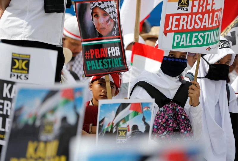 Protesters hold a rally outside the U.S. embassy in Jakarta, Indonesia, to condemn the U.S. decision to recognise Jerusalem as Israel’s capital, Dec. 10, 2017. (Reuters)
