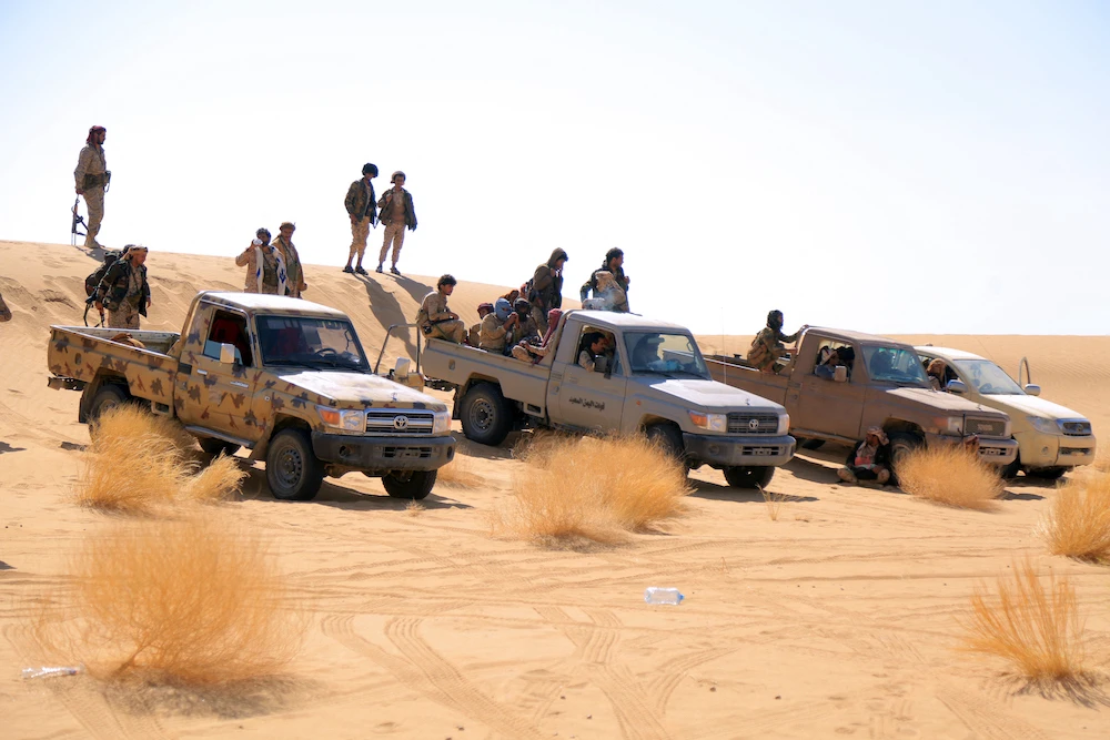 Fighters loyal to the Yemeni government take positions at the Al-Jawba frontline facing the Houthi militia in the country’s northeastern province of Marib. (File/AFP)