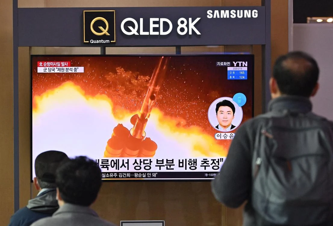 People watch a television screen showing a news broadcast with file footage of a North Korean missile test, at a railway station in Seoul on Jan. 25, 2022. (AFP)