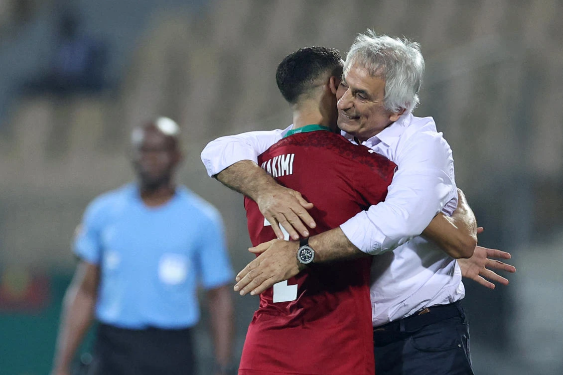 Morocco’s defender Achraf Hakimi celebrates with Bosnian head coach Vahid Halilhodzic after scoring his team’s 2nd goal during their Africa Cup of Nations 16th round match against Malawi at Stade Ahmadou-Ahidjo in Yaounde on Tuesday. (AFP)