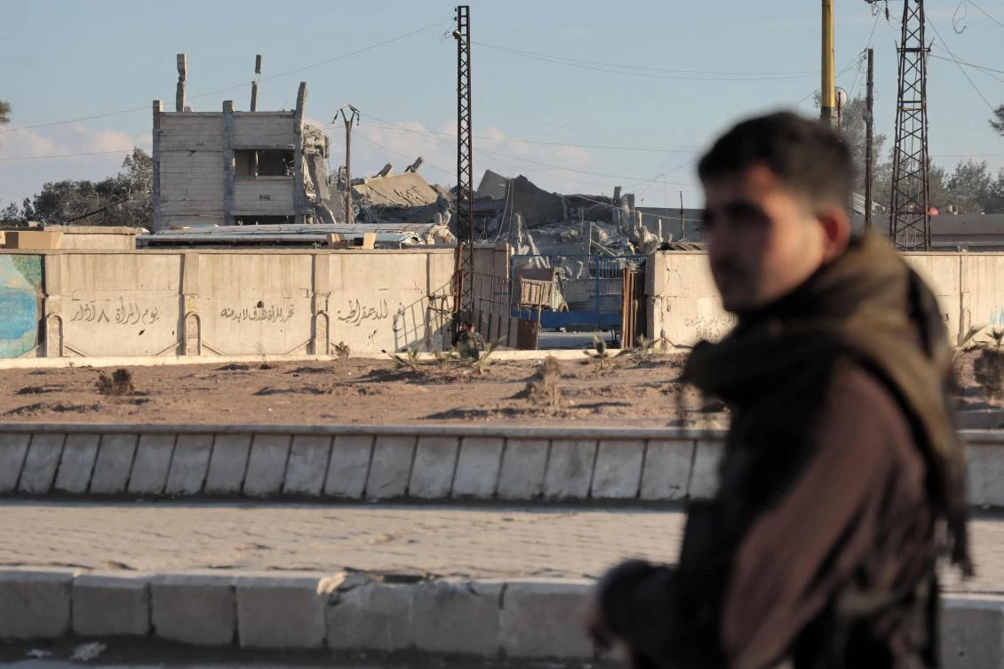 Members of the Syrian Democratic Forces (SDF) deploy around Ghwayran prison in Syria's northeastern city of Hasakeh on January 25, 2022, which was taken over by Daesh group fighters days earlier. (AFP)