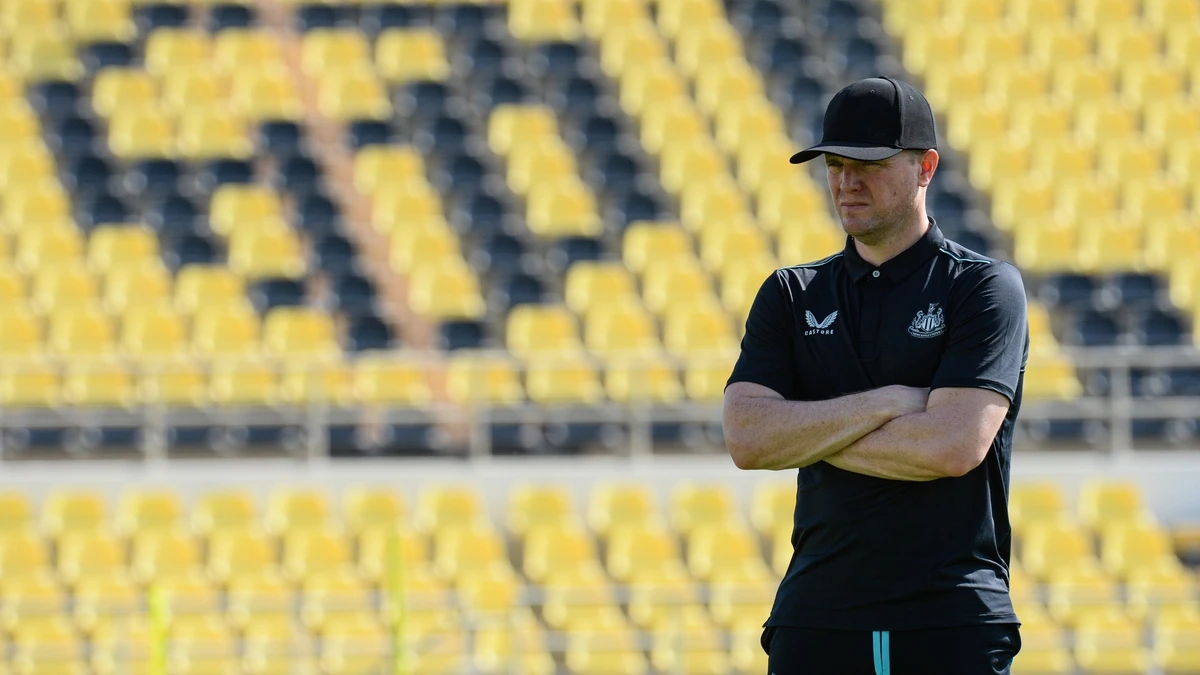 Eddie Howe oversees training in Jeddah. (NUFC)