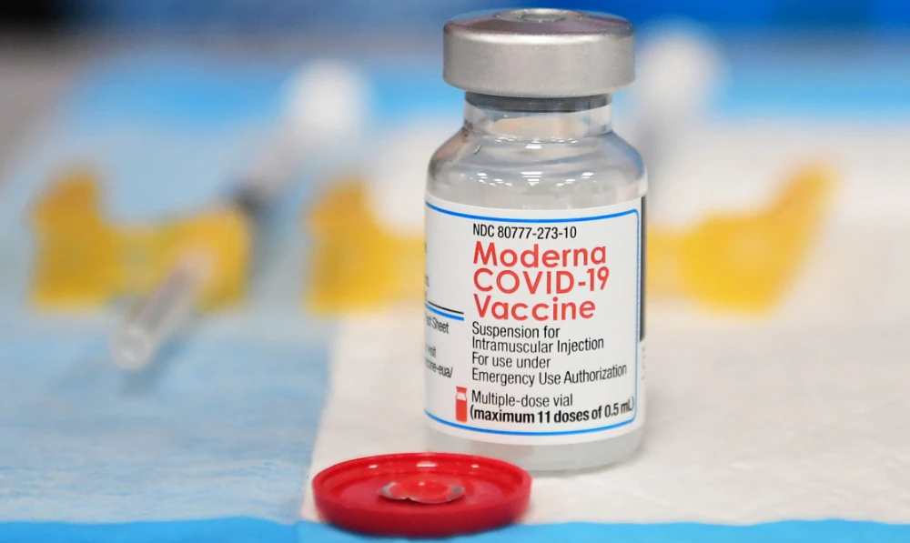 US biotech company Moderna announced on January 26, 2022 that it has begun clinical trials of a booster dose of vaccine designed specifically to combat the Omicron variant of Covid-19. (AFP)