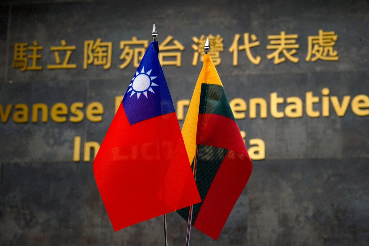 Taiwanese and Lithuanian flags are displayed at the Taiwanese Representative Office in Vilnius, Lithuania, on Jan. 20, 2022. (REUTERS/File Photo)