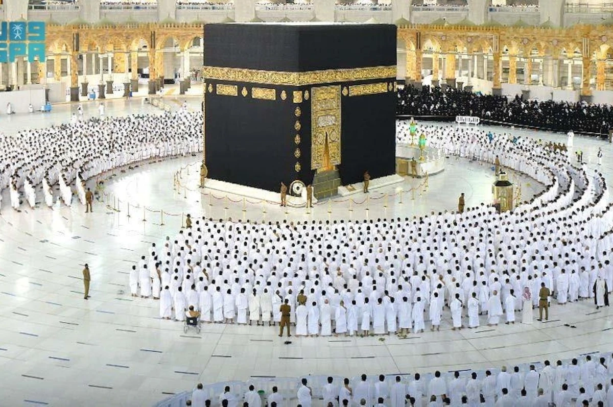 Red Crescent volunteers save man’s life during Friday prayers at Grand Mosque