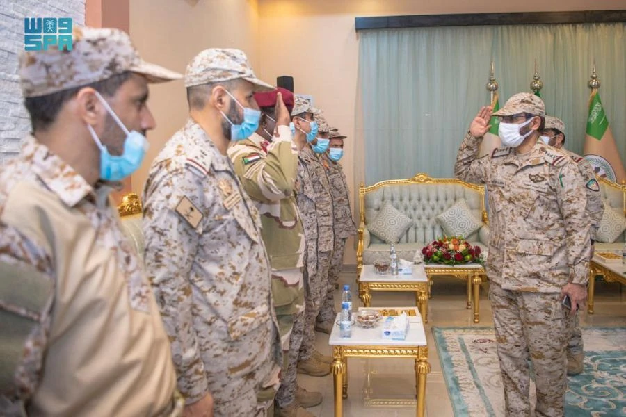 Commander of the joint forces Gen. Mutlaq bin Salem Al-Azima meets with units stationed on the Kingdom’s southern border. (SPA)