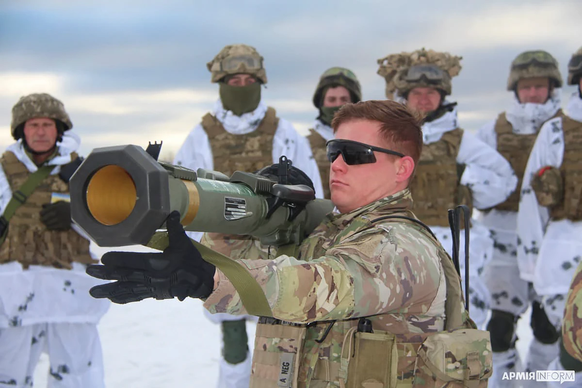 A US instructor trains Ukrainian soldiers on the use of M141 Bunker Defeat Munition (SMAW-D) missiles at the Yavoriv military training ground in Ukraine. (File/AP)