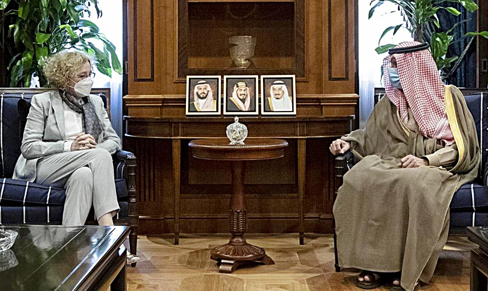 Saudi minister meets French, Cuban officials