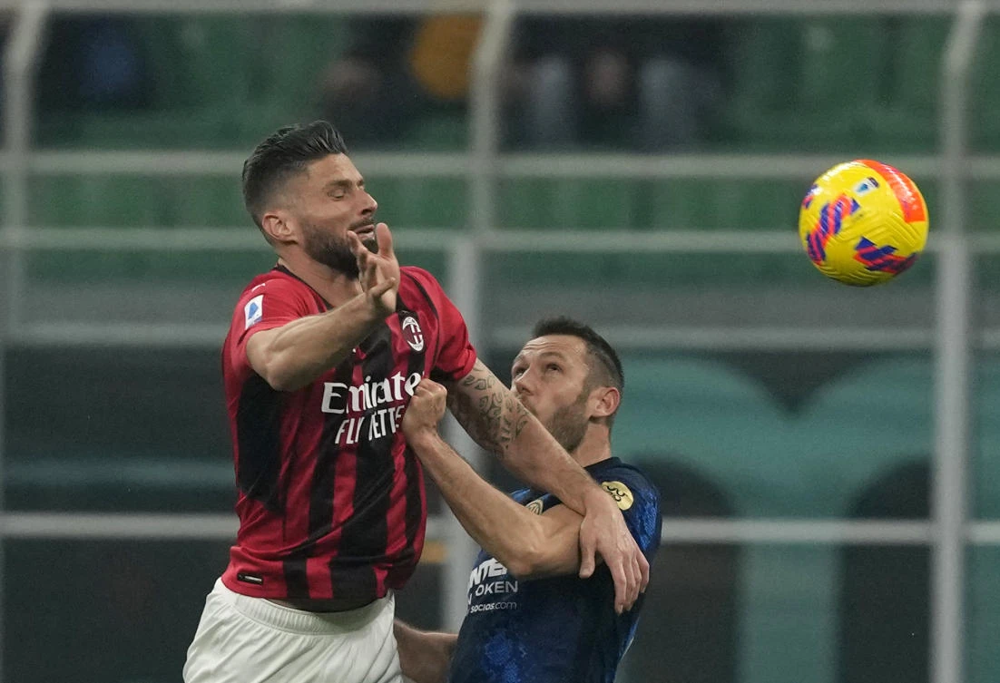 AC Milan’s Olivier Giroud duels for the ball with Inter Milan’s Stefan de Vrij during their Serie A match at the San Siro Stadium in Milan on Saturday. (AP)