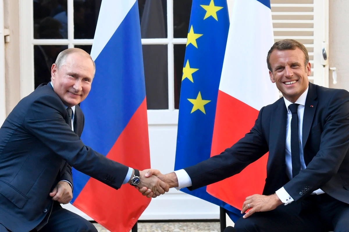 French President Emmanuel Macron, right, shakes hands with Russian President Vladimir Putin during their meeting in France on Aug. 19, 2019. Macron is meeting with Putin again to talk about the Ukraine crisis. (AP File)