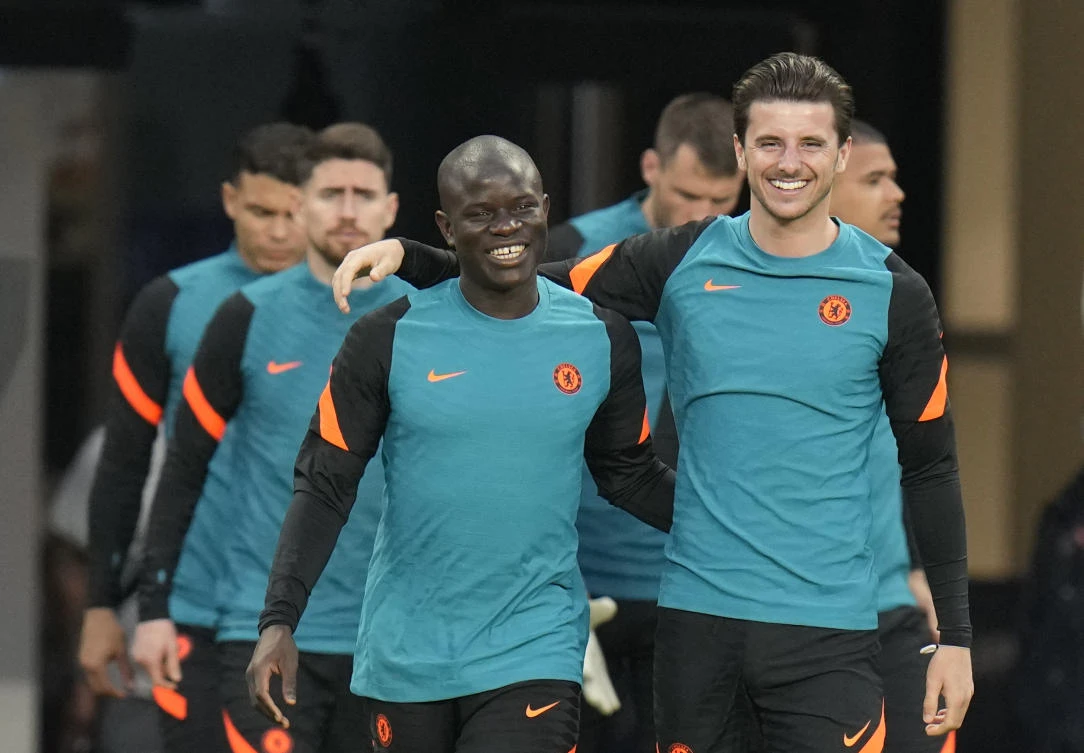 Chelsea’s N’Golo Kante and Mason Mount laugh during a training session in Abu Dhabi on Tuesday. Chelsea will play the Club World Cup semifinal match against Al Hilal on Wednesday. (AP)