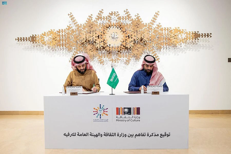 Minister of Culture Prince Badr bin Abdullah bin Farhan and Chairman of the General Entertainment Authority Turki Alalshikh sign a memorandum of understanding. (SPA)