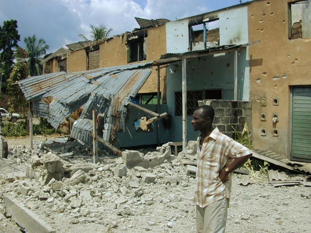 A Congolese man looks at the destruction of the Tshopo neighborhood of Kisangani, where Rwandan and Ugandan armies had battled for a week before the Rwandans succeeded in pushing the Ugandan soldiers out in 2000. (AP File)
