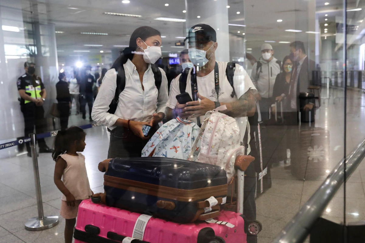 Foreign passengers queue as they arrive at Manila's international airport in the Philippines on Feb. 10, 2022. (AP Photo/Basilio Sepe)