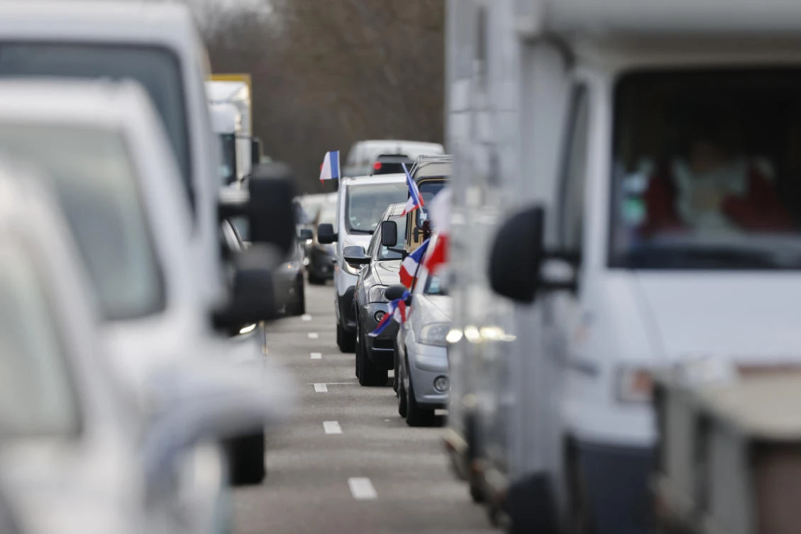 French convoys protesting virus rules move toward Paris
