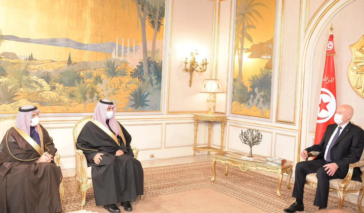 President Kais Saied (right) received Saudi Saudi Fund for Development chief Sultan bin Abdulrahman Al-Murshed and Saudi Ambassador Abdulaziz bin Ali Al-Saqr at Carthage Palace in Tunis on Feb. 11, 2022. (SPA)