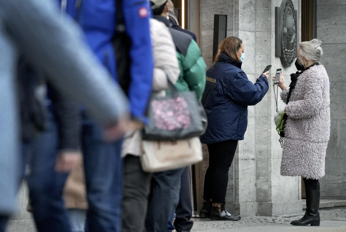 Germany set to ease COVID curbs as infection wave flattens