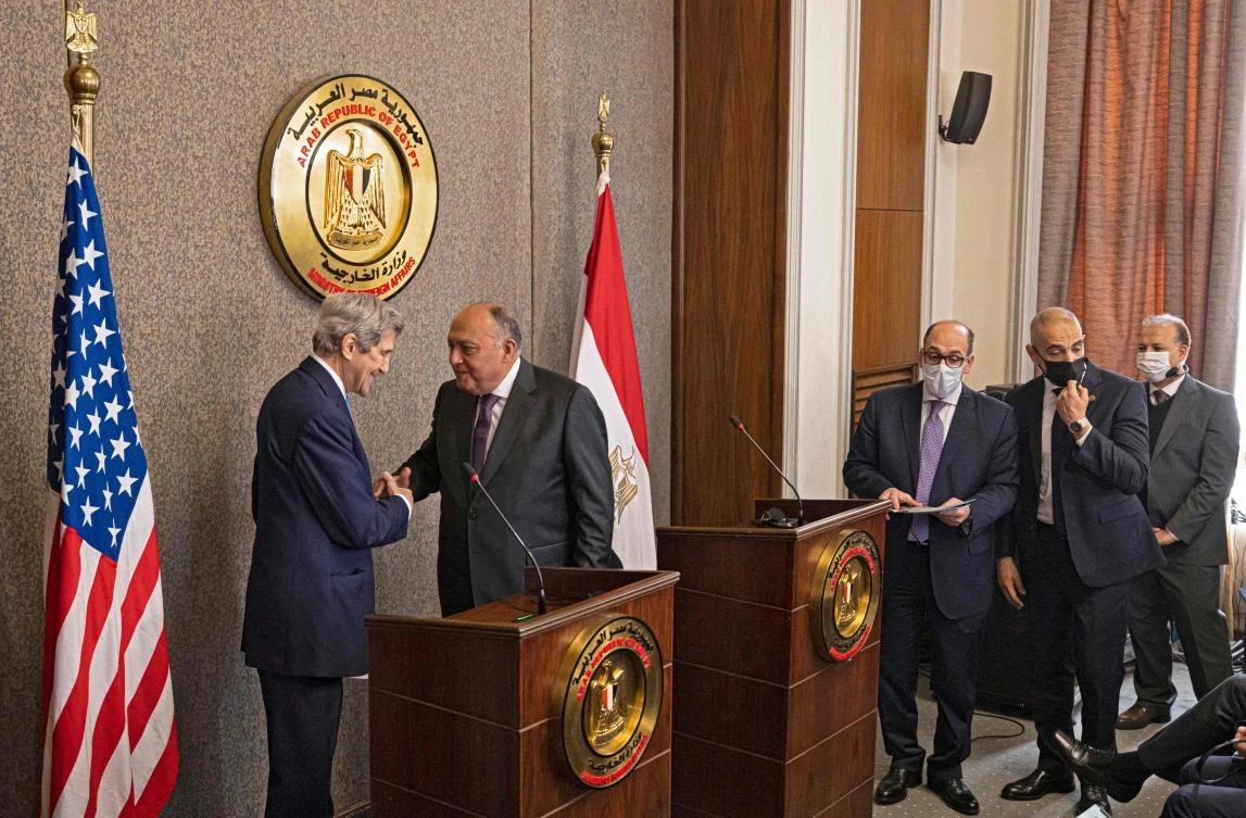 Egypt’s Foreign Minister Sameh Shoukri and the United States climate envoy John Kerry (L) hold a joint press conference in the capital Cairo, on February 21, 2022. (AFP)