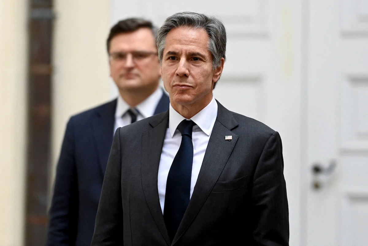 US Secretary of State Antony Blinken stands close to Ukrainian FM Dmytro Kuleba as they meet at the Munich Security Conference in Germany. (File/Reuters)