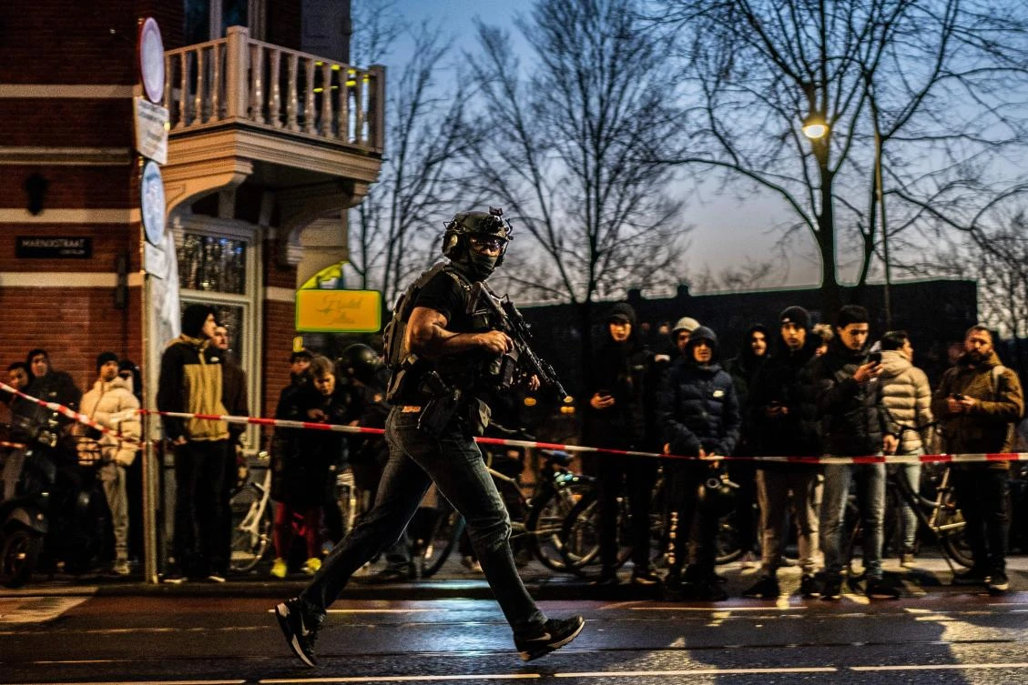 Standoff ends at Amsterdam Apple Store, hostage safe