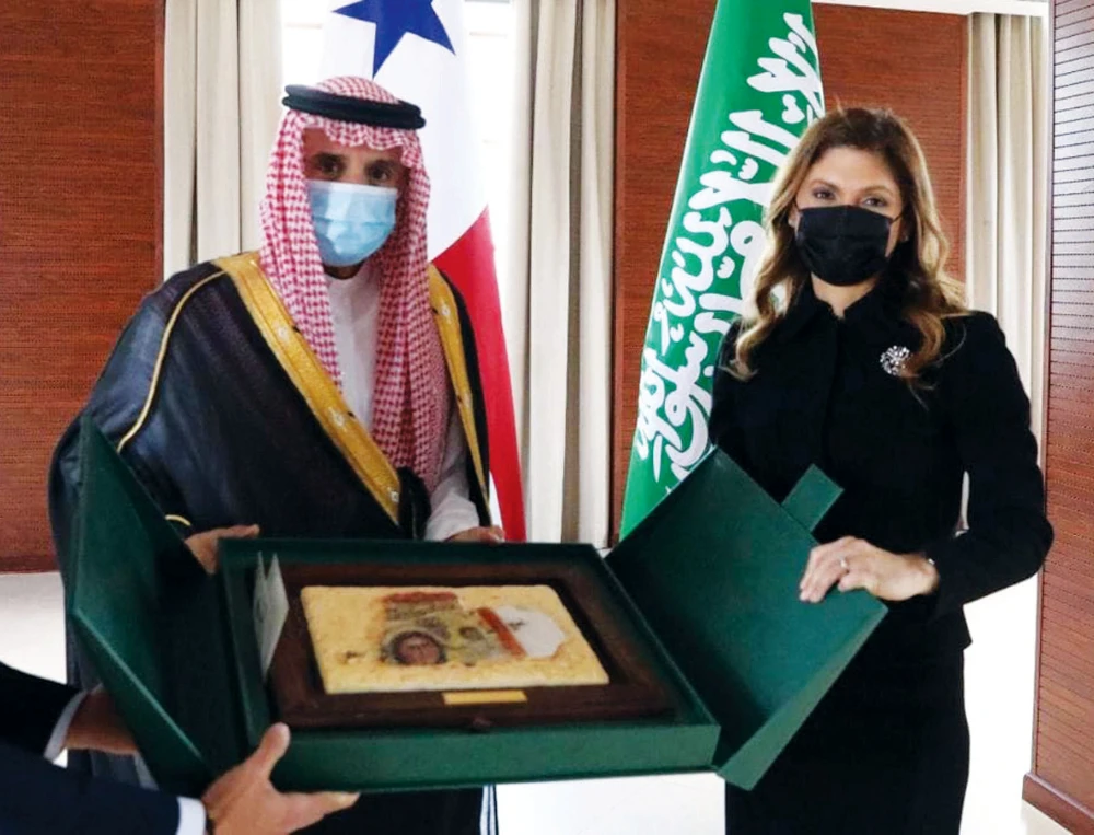 Saudi, Panama ministers discuss bilateral ties