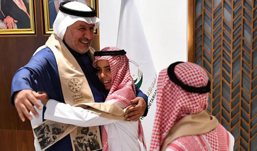 KSrelief chief Abdullah Al-Rabiah meets formerly conjoined twins Hassan and Mahmoud at his office in Riyadh on Feb 23, 2022. (SPA)