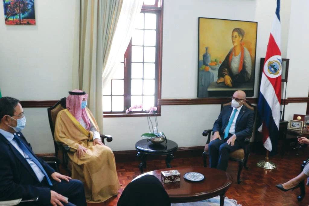 Saudi Minister of State for Foreign Affairs Adel Al-Jubeir (center) meets with Costa Rican Foreign Minister Rodolfo Solano Quiros (right) on Thursday. (SPA)