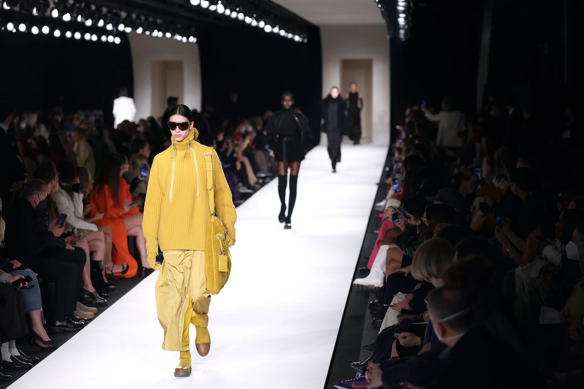 Loli Bahia wore a bright oversized yellow knit sweater with matching-colored joggers and a large fluffy bag. (Getty)