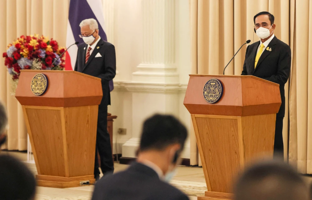 Thailand's Prime Minister Prayut Chan-O-Cha (R) and Malaysia's Prime Minister Ismail Sabri Yaakob attend a news conference at the Government House in Bangkok on February 25, 2022. (AFP)