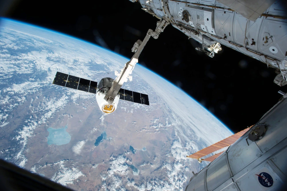 This NASA image taken April 17, 2015, shows the Canadarm 2 reaching out to grapple the SpaceX Dragon cargo spacecraft and prepare it to be pulled into its port on the International Space Station (ISS). (AFP)