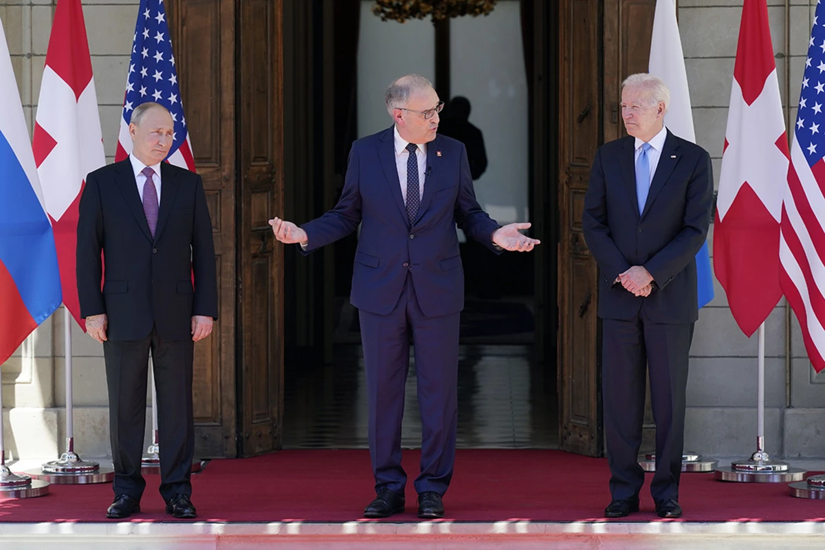 Swiss President Guy Parmelin, center, greets Joe Biden and Vladimir Putin at the Villa la Grange, Geneva, Switzerland, June 16, 2021. (AP Photo)