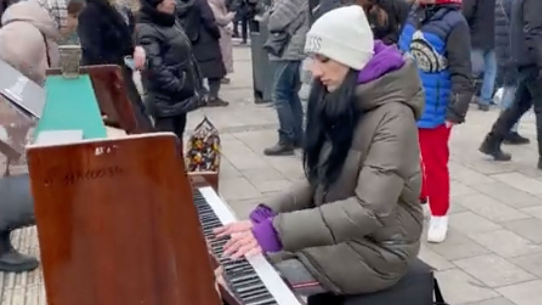 A pianist plays What a Wonderful World outside Lviv train station against the backdrop of thousands of refugees fleeing the war in Ukraine. (Twitter Grab)