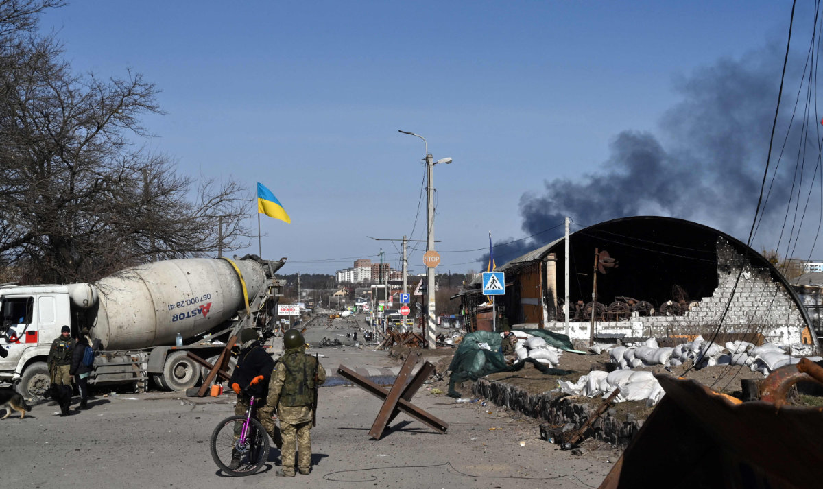 Ukrainian soldiers are on guard in Irpin, north of Kyiv, on March 12, 2022 as Russian forces stepped up the pressure on the capital. (Photo by Sergei Supinsky / AFP)