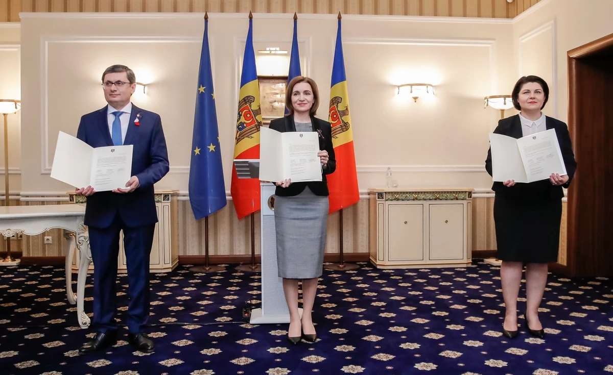Moldovan President Maia Sandu, center, PM Natalia Gavrilita, right, and Speaker of Parliament Igor Grosu after signing a formal application for Moldova to join the European Union. (Twitter Photo)