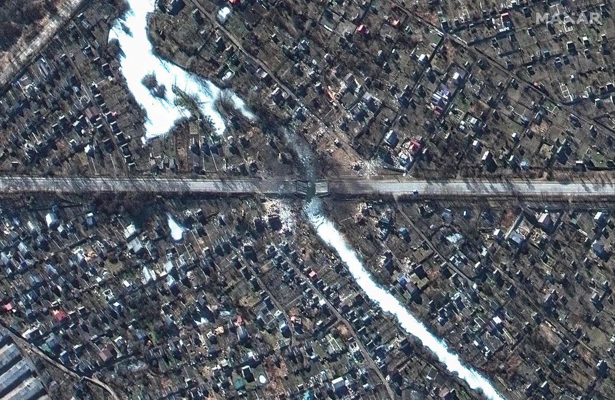 This Maxar satellite image taken on Feb.28, 2022 shows a damaged bridge in a road and nearby homes in Chernihiv, Ukraine. (AFP / Satellite image ©2022 Maxar Technologies)