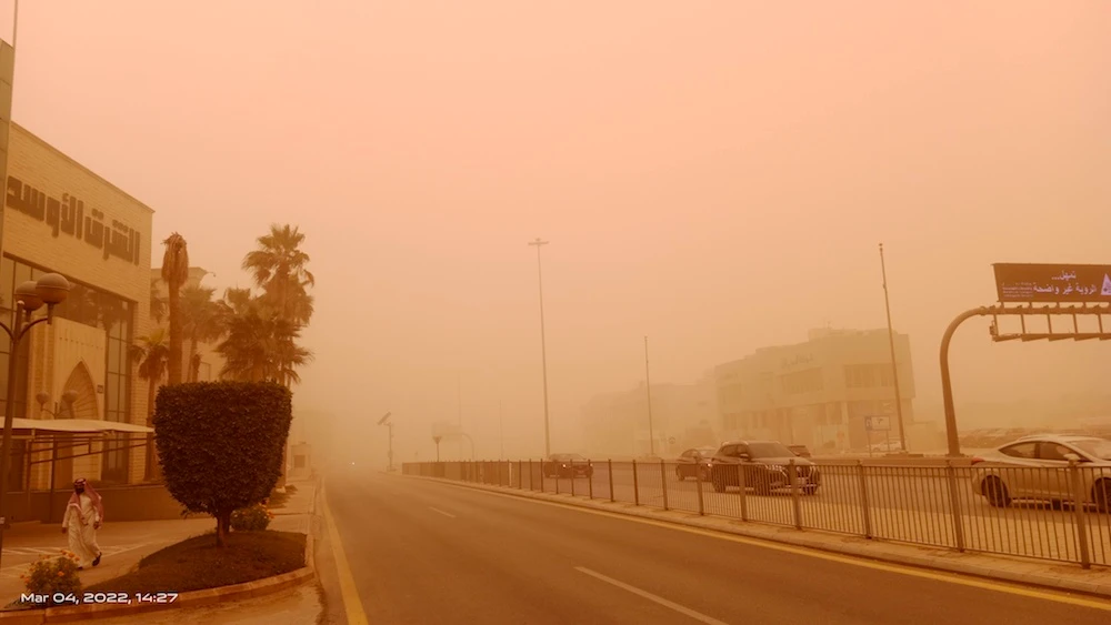 Heavy sandstorm strikes Riyadh on Friday reducing visibility. (AN Photo/Rashid Hassan)