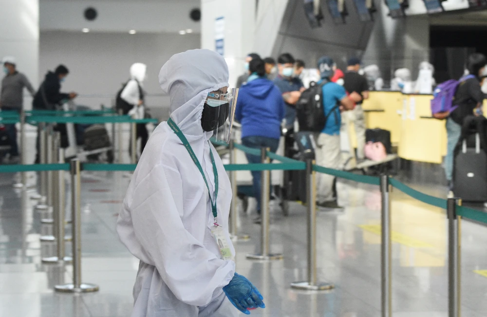 An international airline ground staff wearing protective gear works at the airport in Manila on August 4, 2020. (AFP)