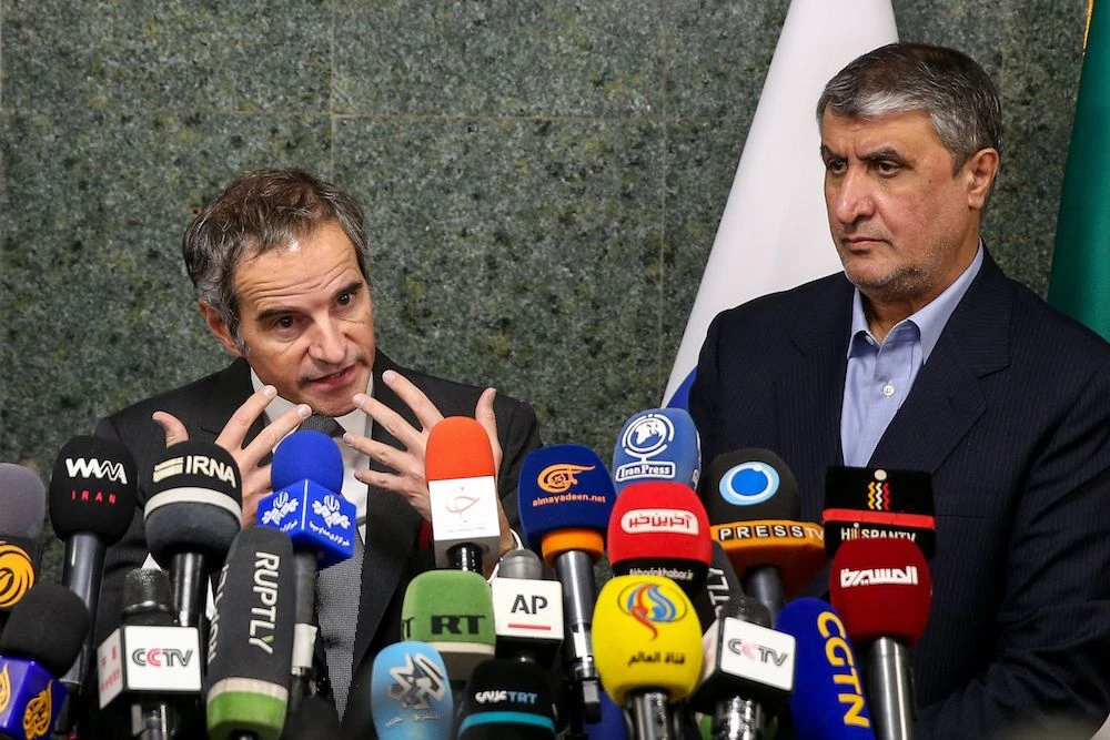 IAEA head Rafael Grossi (L) and head of Iran's Atomic Energy Organization Mohammad Eslami (R) attend a press conference in the capital Tehran. (ISNA via AFP)