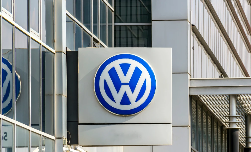 Volkswagen to construct $2.2bn electric car plant to rival Tesla