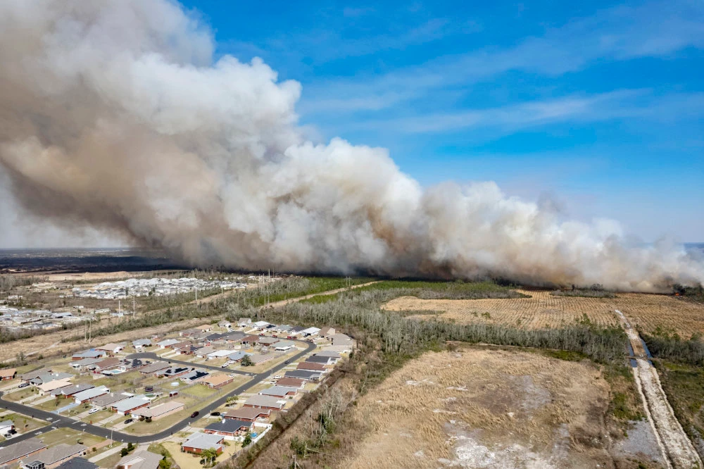 1,100 homes evacuated as firefighters battle Florida fires