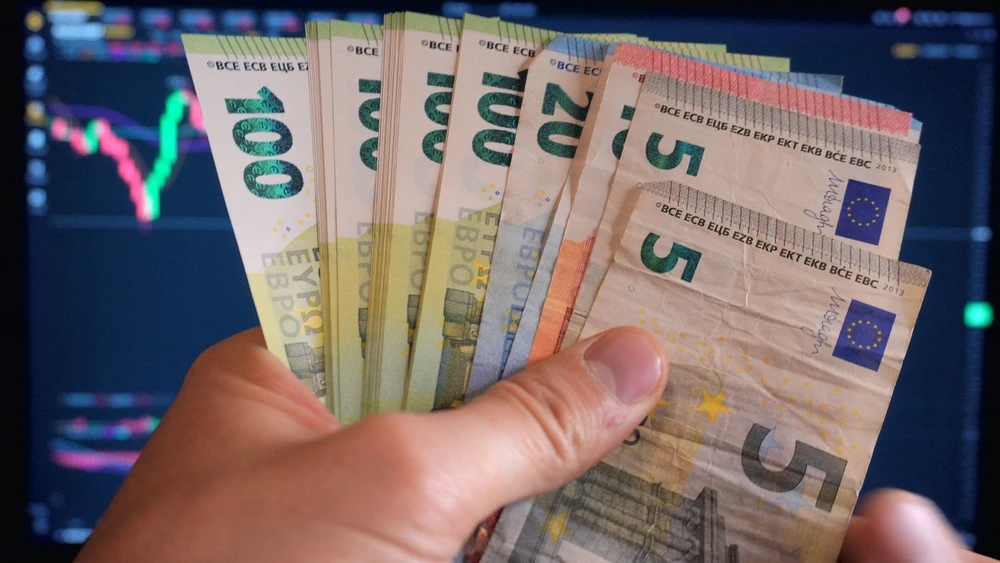 Euro set for biggest 3-day drop in 2 years as oil prices soar