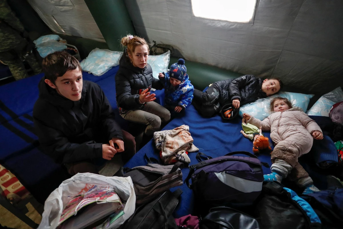 Evacuees from Mariupol area get settled at a refugee camp in the settlement of Bezymennoye during Ukraine-Russia conflict in the Donetsk region, Ukraine March 8, 2022. (Reuters)