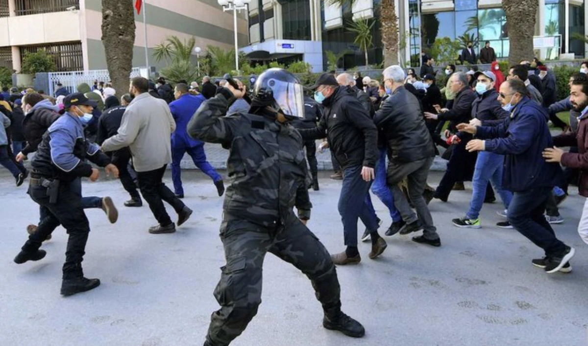 Senior official from Tunisia’s Ennahda party released from house arrest